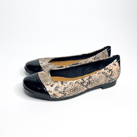 🍋 Clarks • NWOT Women’s Atomic Haze Patent Leather Snake Print Flats Size 6.5US - Picture 1 of 8